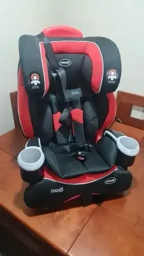 Silla de auto bebé rojo y negro