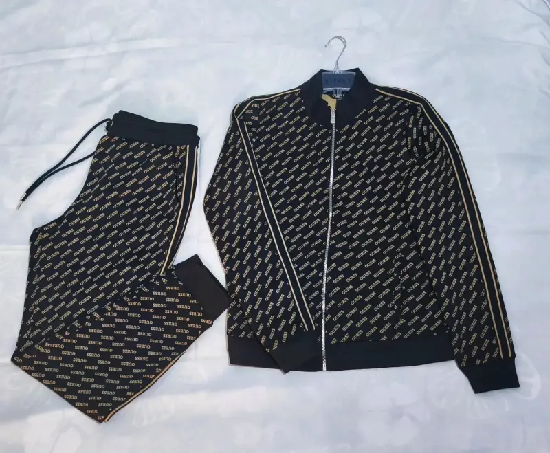 Conjunto deportivo negro estampado