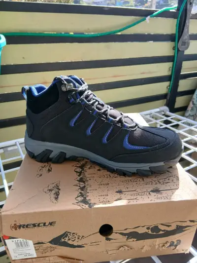 Botas de trekking negras y azules - miniatura 1