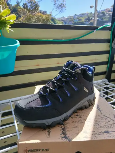 Botas de trekking negras y azules - miniatura 2