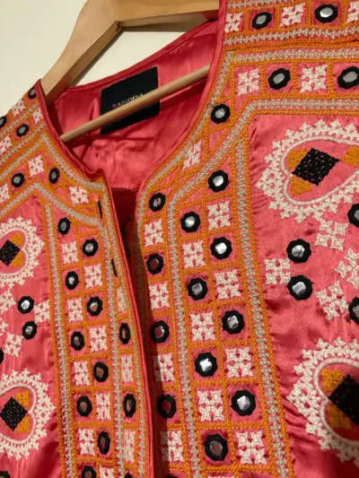 Chaqueta bordada color coral - miniatura 3