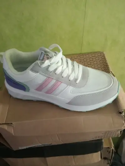 Zapatilla deportiva blanca y rosa - miniatura 1