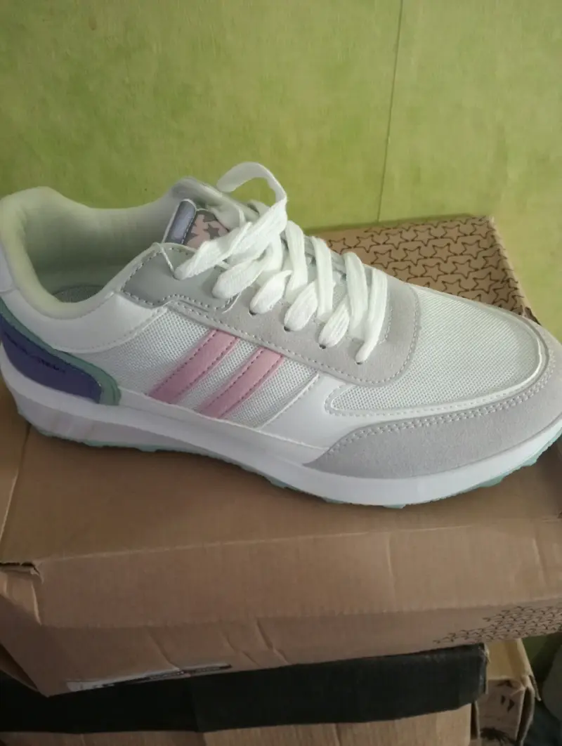 Zapatilla deportiva blanca y rosa - 2