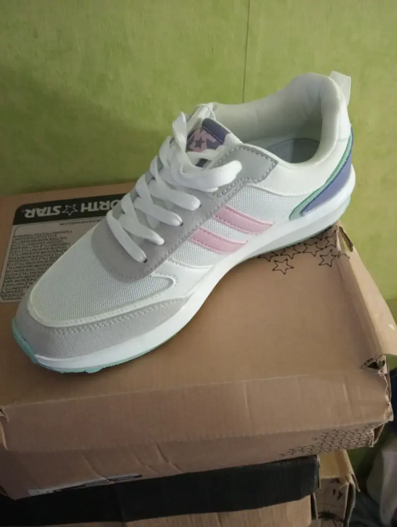 Zapatilla deportiva blanca y rosa - 3
