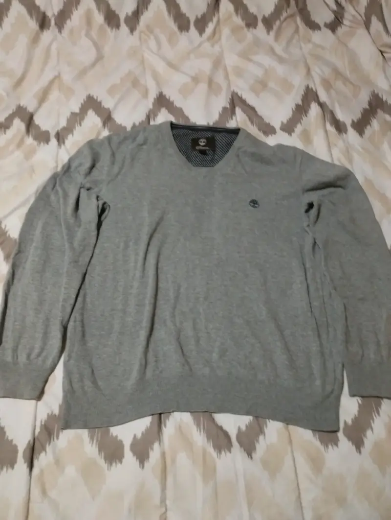 Suéter gris con cuello en V - 3
