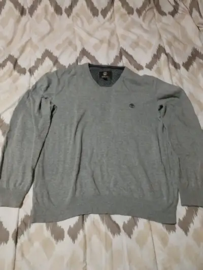 Suéter gris con cuello en V - miniatura 3