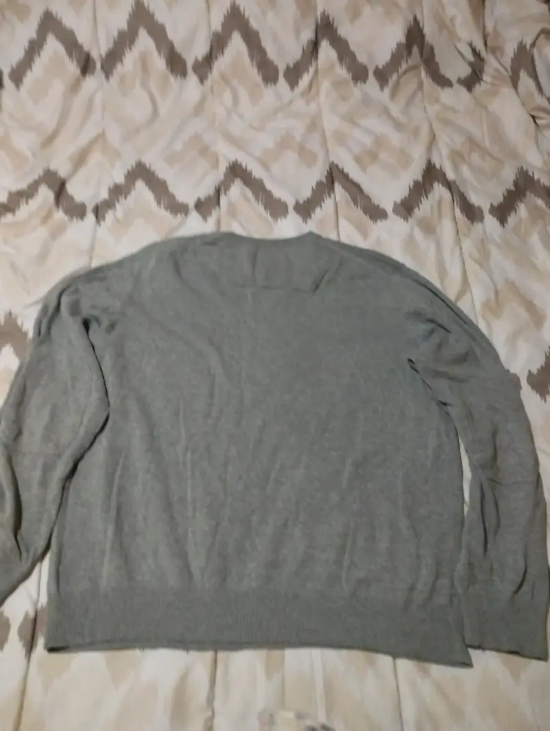 Suéter gris con cuello en V - 4