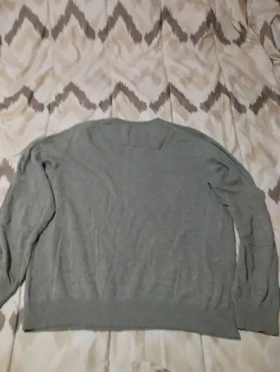 Suéter gris con cuello en V - miniatura 4