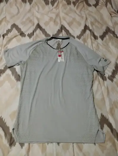 Polera gris con estampado nuevo - miniatura 2