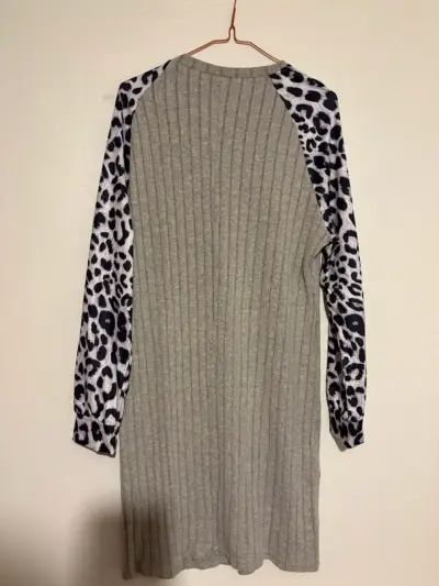 Vestido gris con mangas animal print - miniatura 1