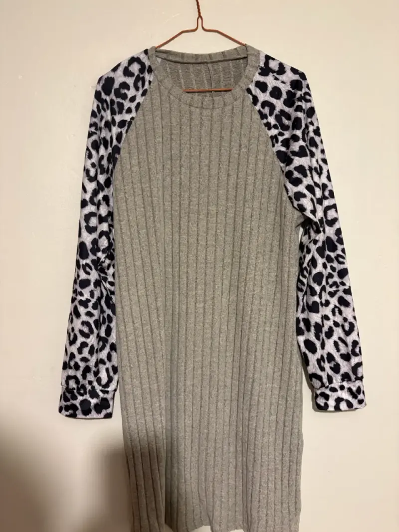 Vestido gris con mangas animal print - 2