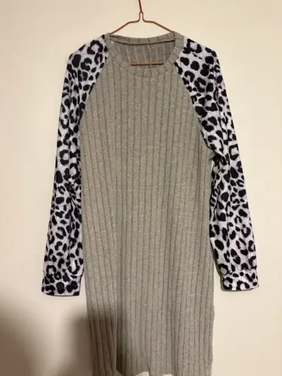 Vestido gris con mangas animal print - miniatura 2