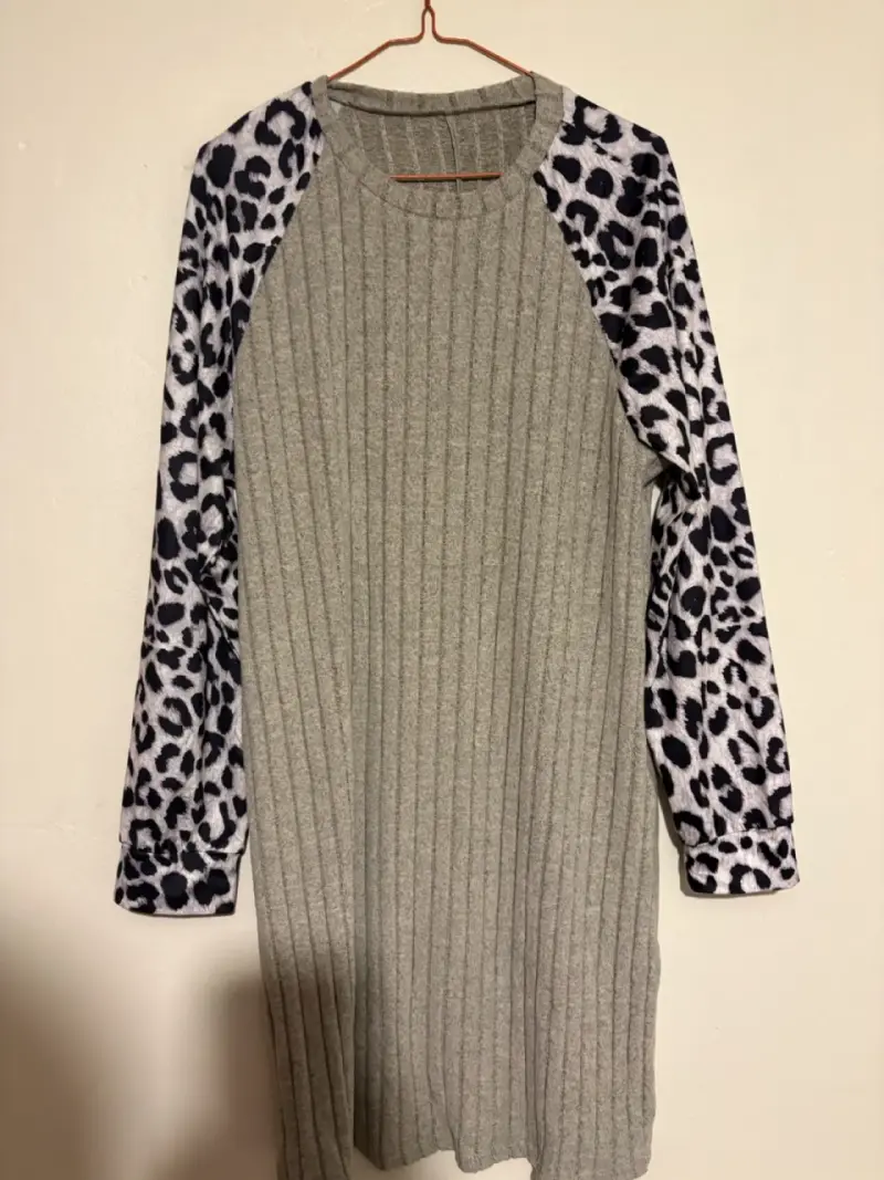 Vestido gris con mangas animal print - 3