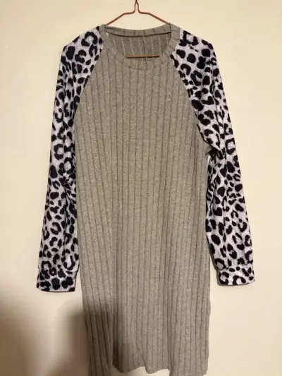 Vestido gris con mangas animal print - miniatura 3