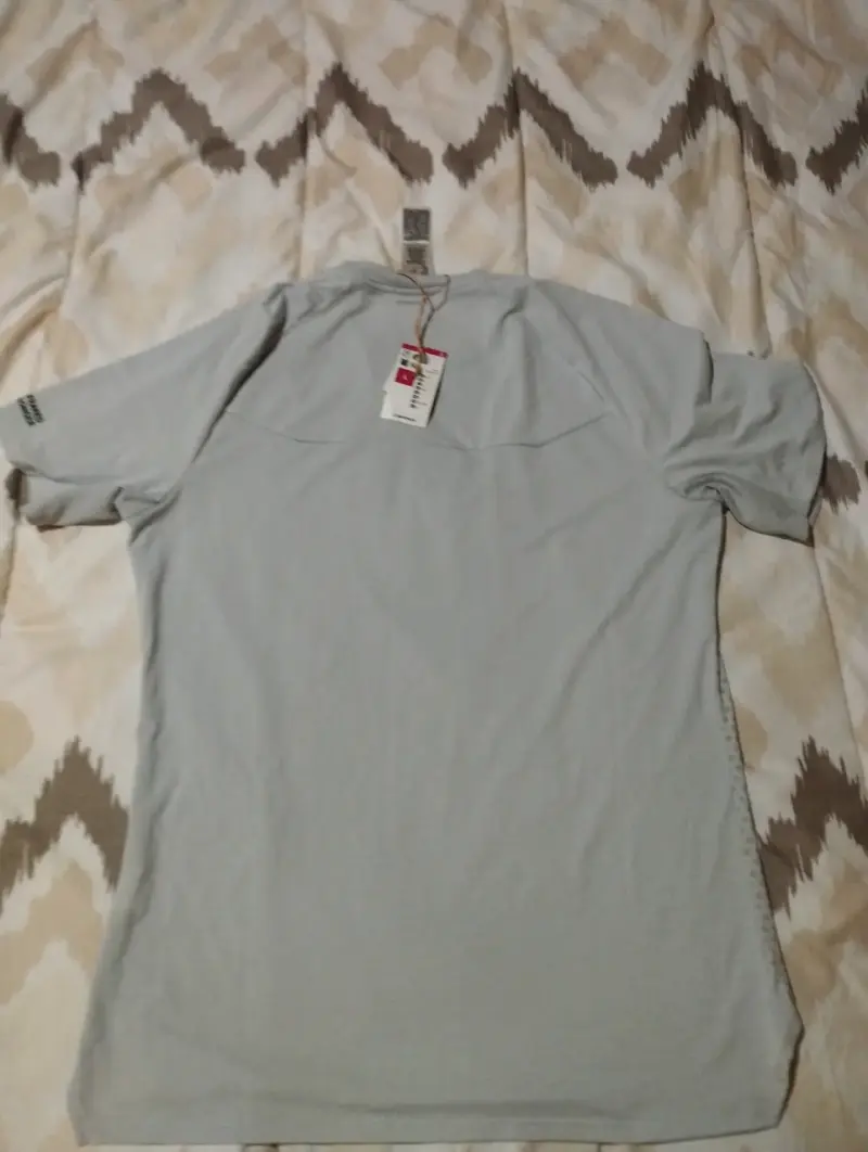 Polera gris con estampado nuevo - 3
