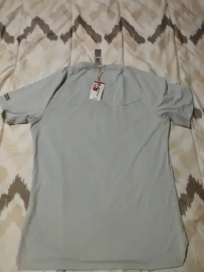 Polera gris con estampado nuevo - miniatura 3
