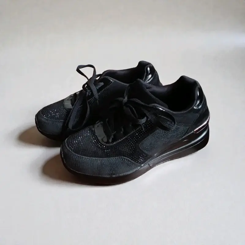 Zapatillas negras deportivas - 1