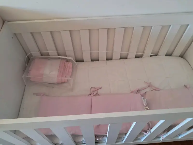 Cuna blanca con set de ropa - 1
