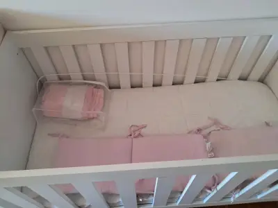 Cuna blanca con set de ropa - miniatura 1