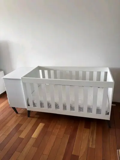 Cuna blanca con set de ropa - miniatura 3