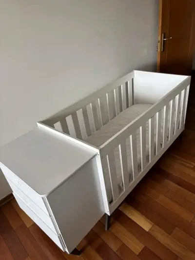 Cuna blanca con set de ropa - miniatura 4