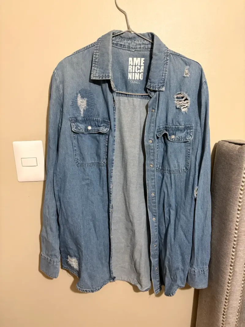 Camisa de mezclilla desgastada