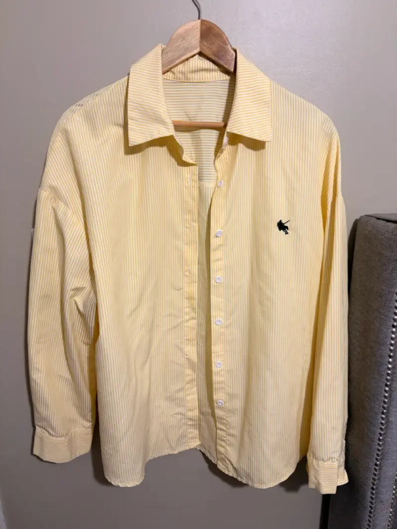 Camisa amarilla a rayas