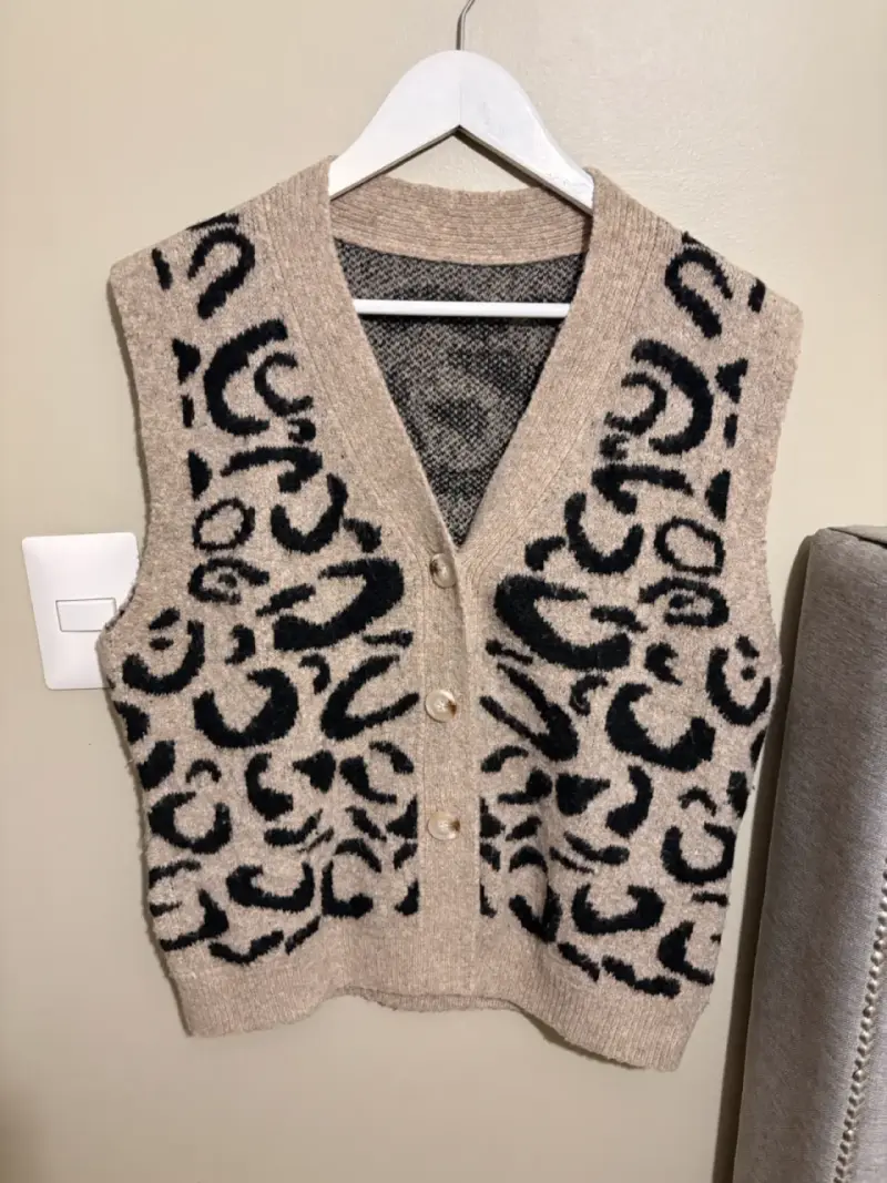 Chaleco de lana con diseño animal print