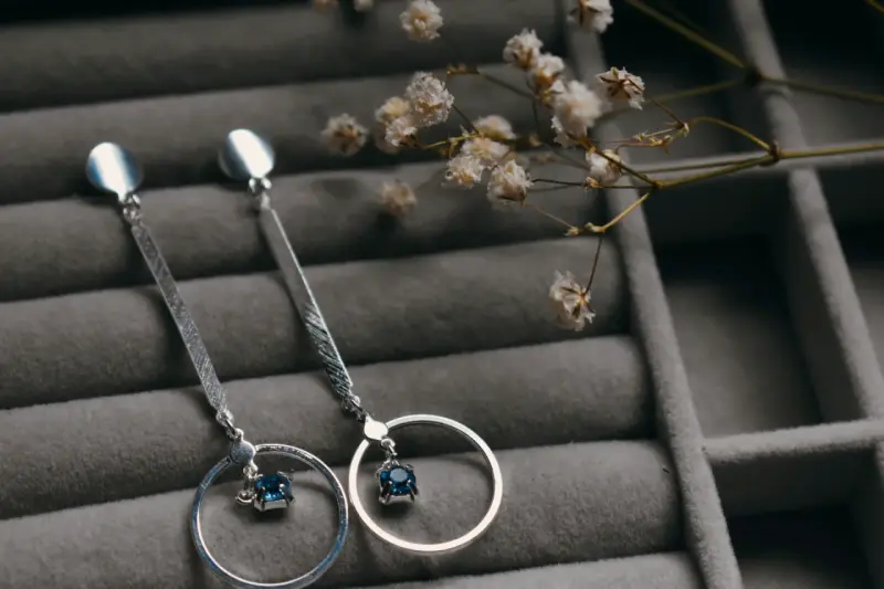 Pendientes largos con gemas azules