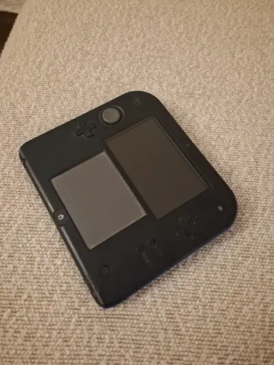 Nintendo 2DS con juego Luigi's Mansion Dark Moon - miniatura 1