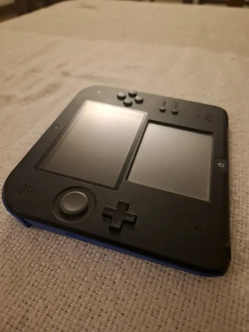 Nintendo 2DS con juego Luigi's Mansion Dark Moon - 4