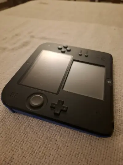 Nintendo 2DS con juego Luigi's Mansion Dark Moon - miniatura 4