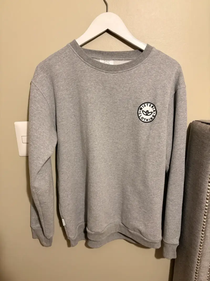 Polerón gris con logo estampado