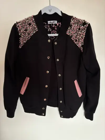 Chaqueta negra con detalles de perlas - miniatura 1