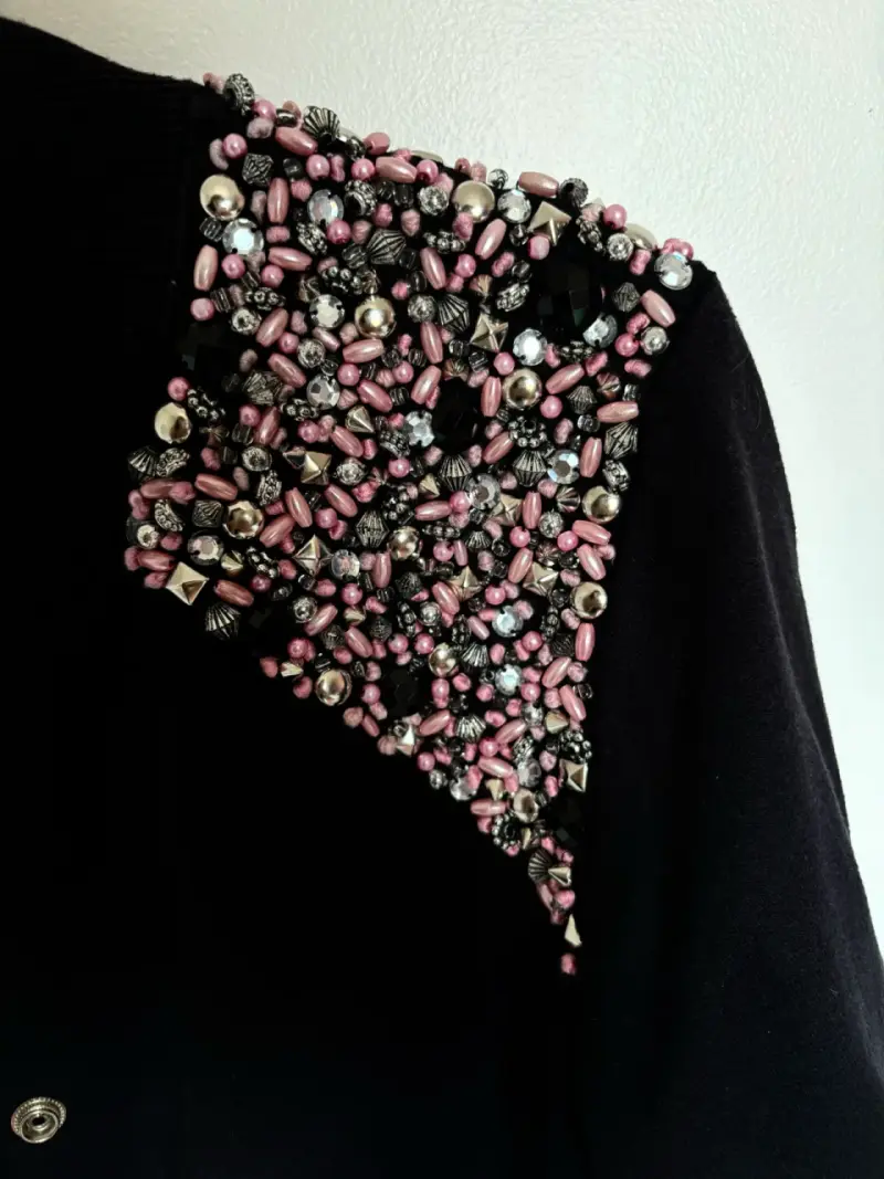 Chaqueta negra con detalles de perlas - 3