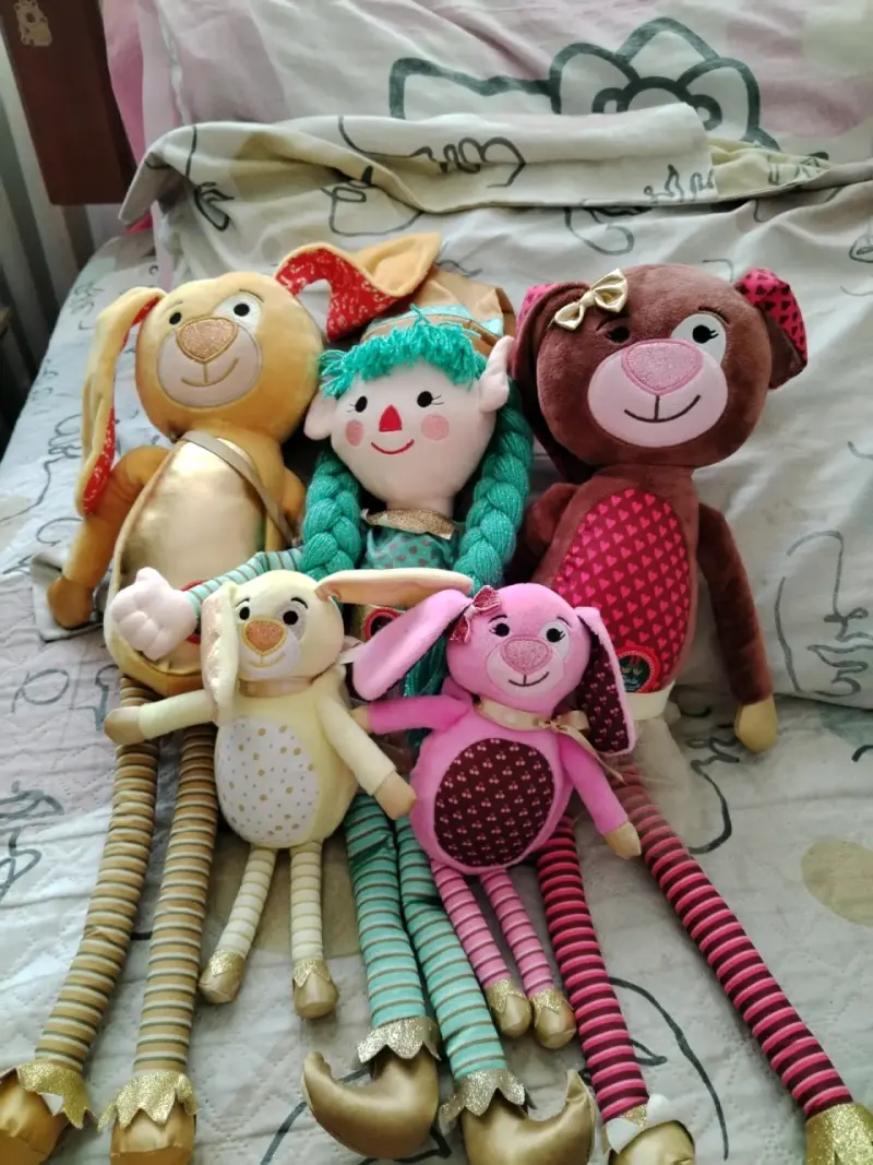 Set de peluches variados coloridos