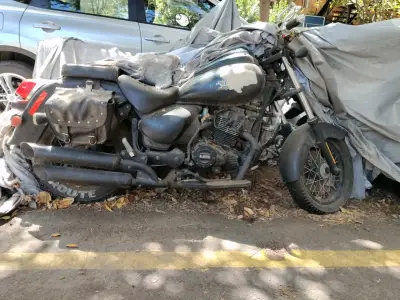 Moto cruiser con desgaste visible - miniatura 1