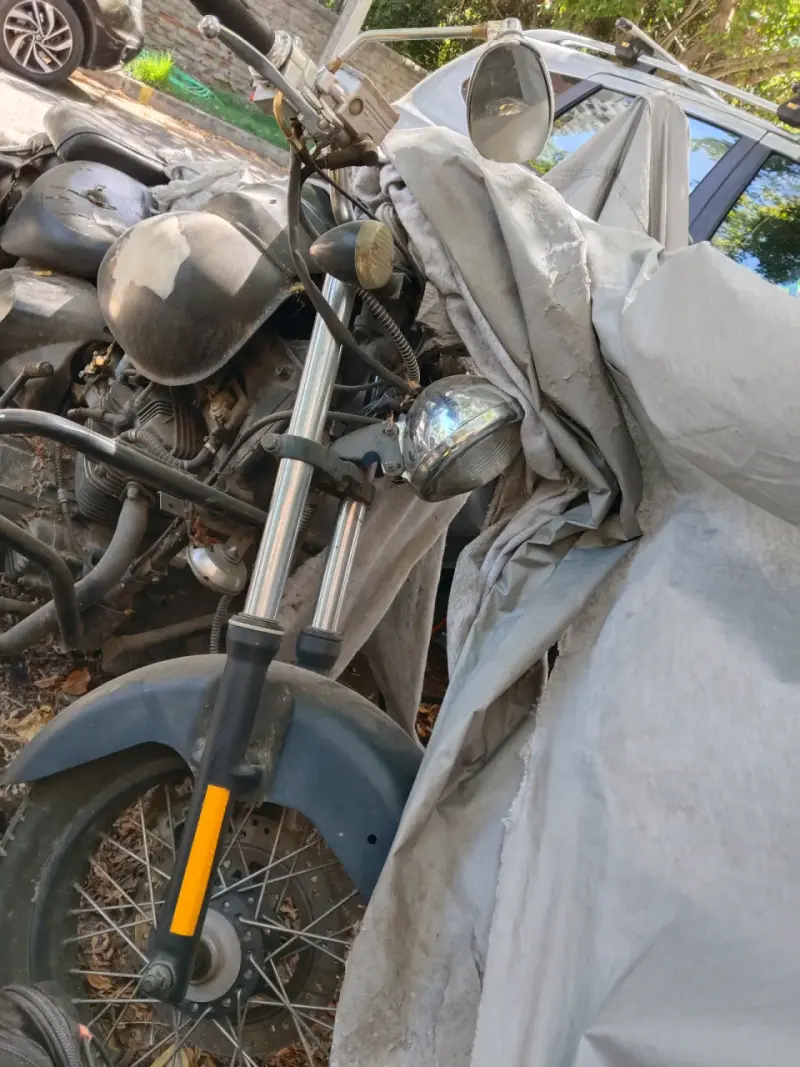 Moto cruiser con desgaste visible - 3