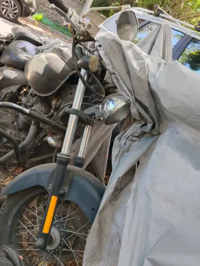 Moto cruiser con desgaste visible - miniatura 3