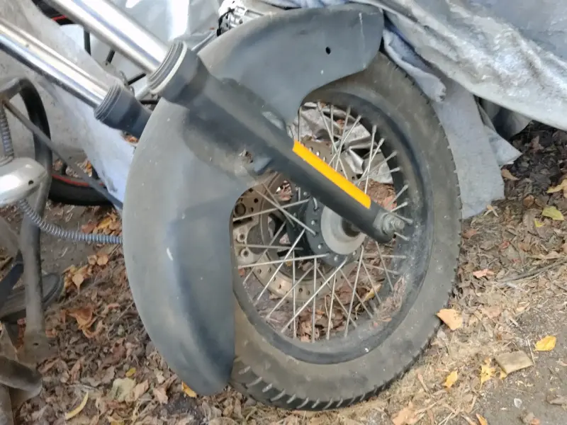 Moto cruiser con desgaste visible - 4
