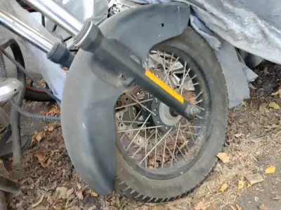 Moto cruiser con desgaste visible - miniatura 4