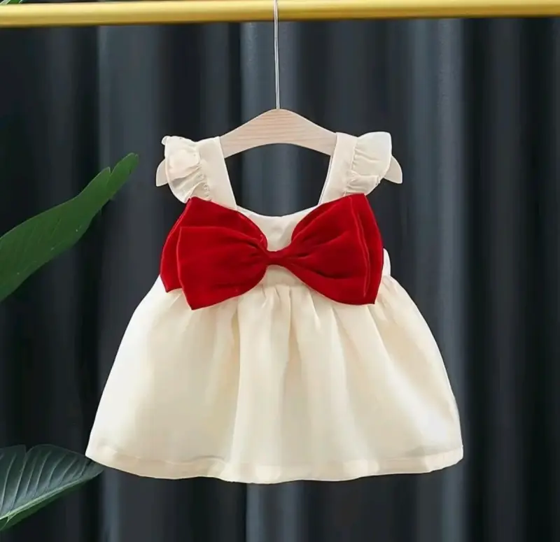 Vestido infantil con lazo rojo