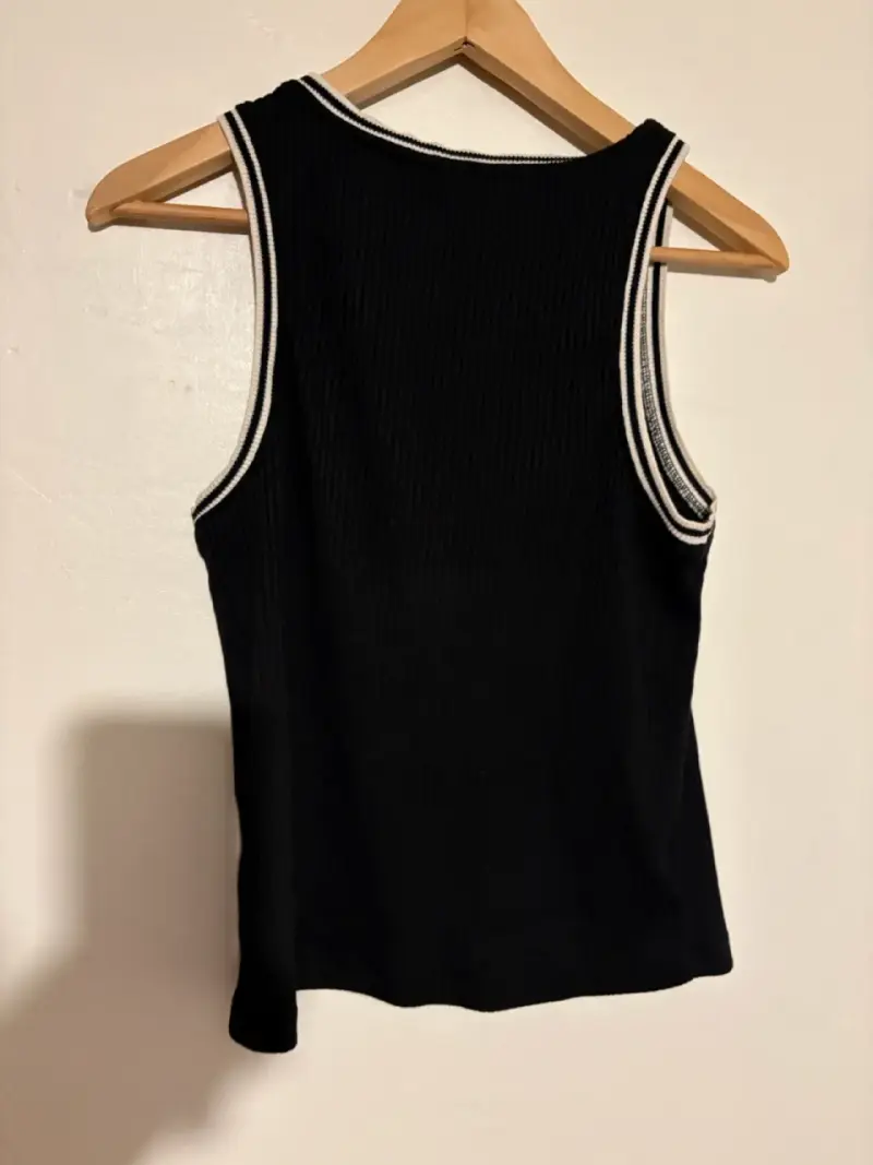 Polera sin mangas negra - 1