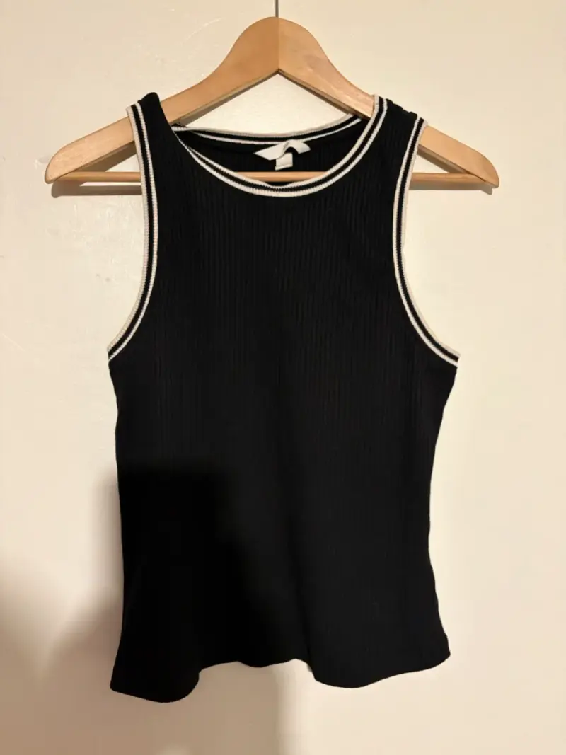 Polera sin mangas negra - 2