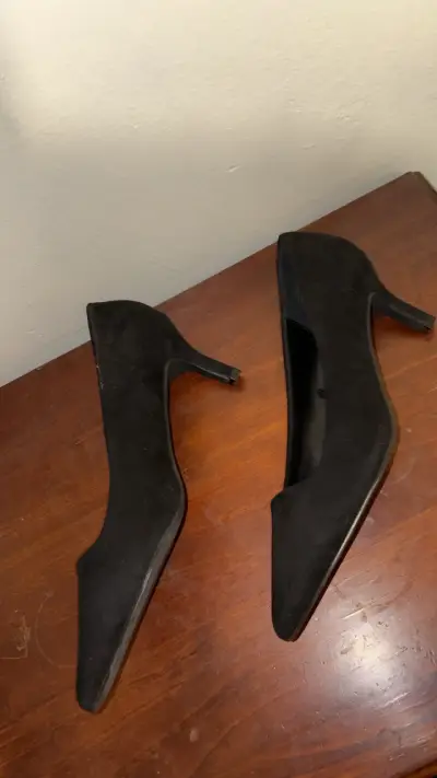 Tacones negros elegantes - miniatura 3