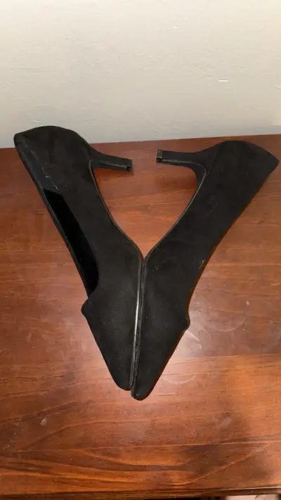 Tacones negros elegantes - miniatura 4