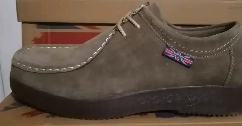 Zapato de gamuza marrón