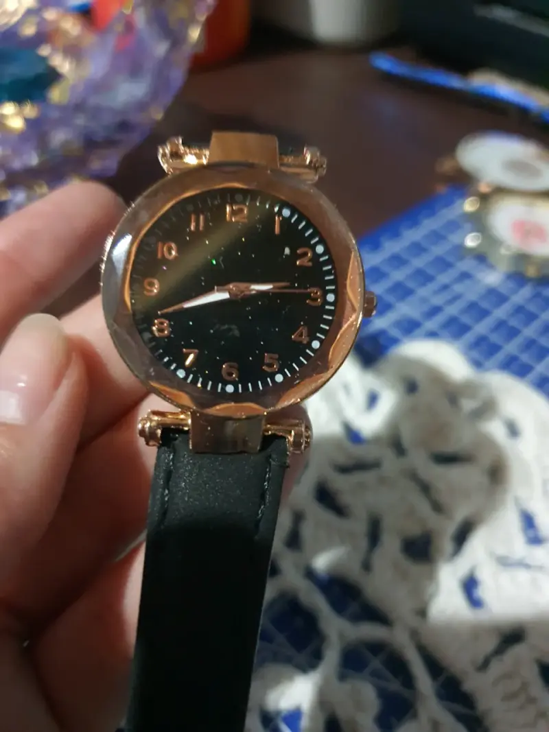 Reloj análogo dorado y negro - 1