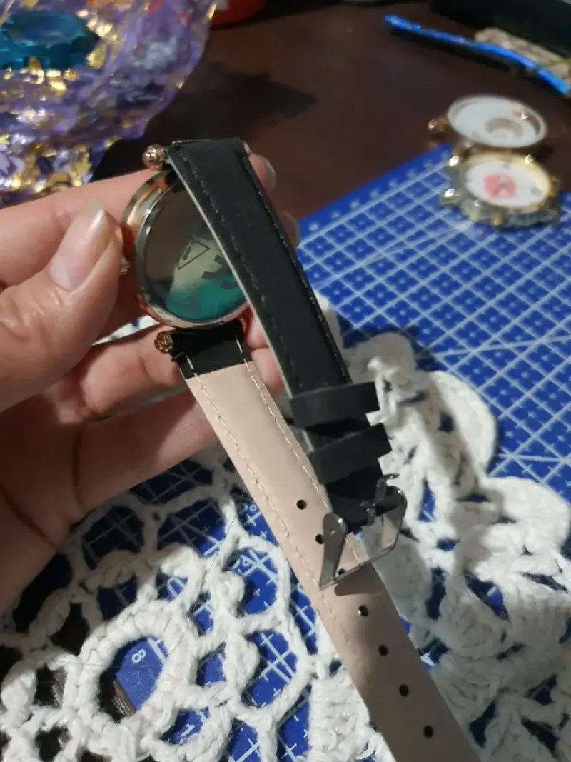 Reloj análogo dorado y negro - 2