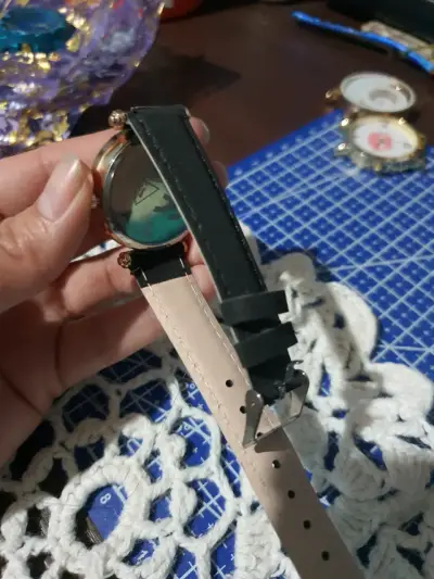 Reloj análogo dorado y negro - miniatura 2
